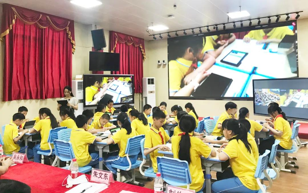 海珠區(qū)怡樂路小學(xué)和東源崇文學(xué)校師生合唱客家歌曲.jpg 海珠區(qū)怡樂路小學(xué)和東源崇文學(xué)校師生合唱客家歌曲.jpg