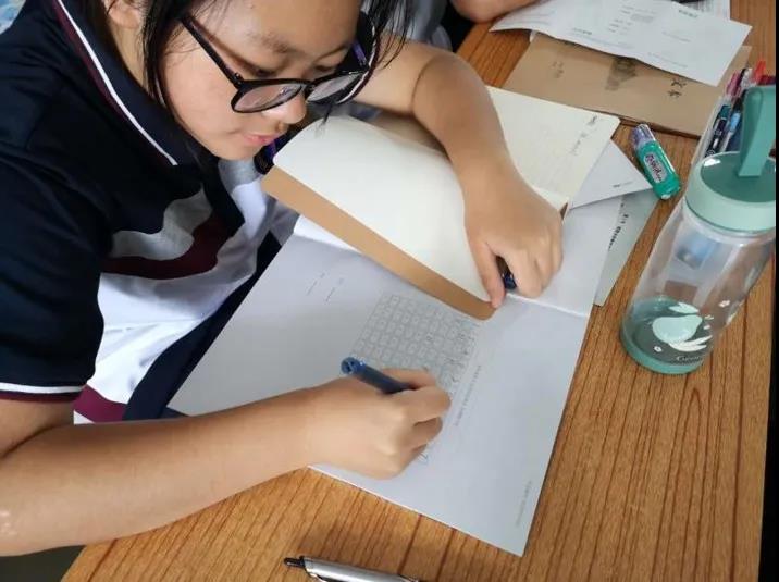 珠海三中學生使用智能筆完成作業書寫.jpg