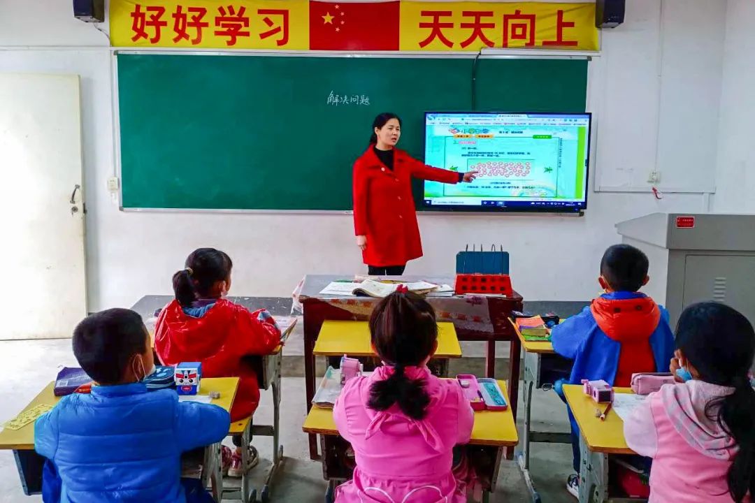 利用數(shù)字教育資源為孩子們上課.jpg 利用數(shù)字教育資源為孩子們上課.jpg