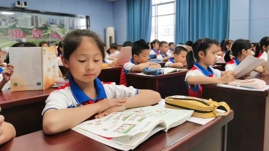 來賓市實(shí)驗(yàn)小學(xué)與鳳凰鎮(zhèn)中心小學(xué)同步課堂【奧威亞三個(gè)課堂】學(xué)生.jpg 來賓市實(shí)驗(yàn)小學(xué)與鳳凰鎮(zhèn)中心小學(xué)同步課堂【奧威亞三個(gè)課堂】學(xué)生.jpg