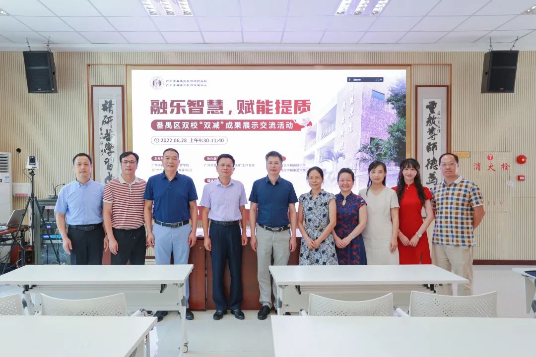 參加活動專家、領導代表合影.jpg 參加活動專家、領導代表合影.jpg