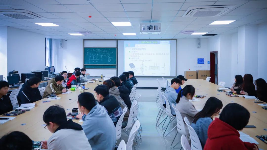 智慧教室，促進互動教學(xué).jpg